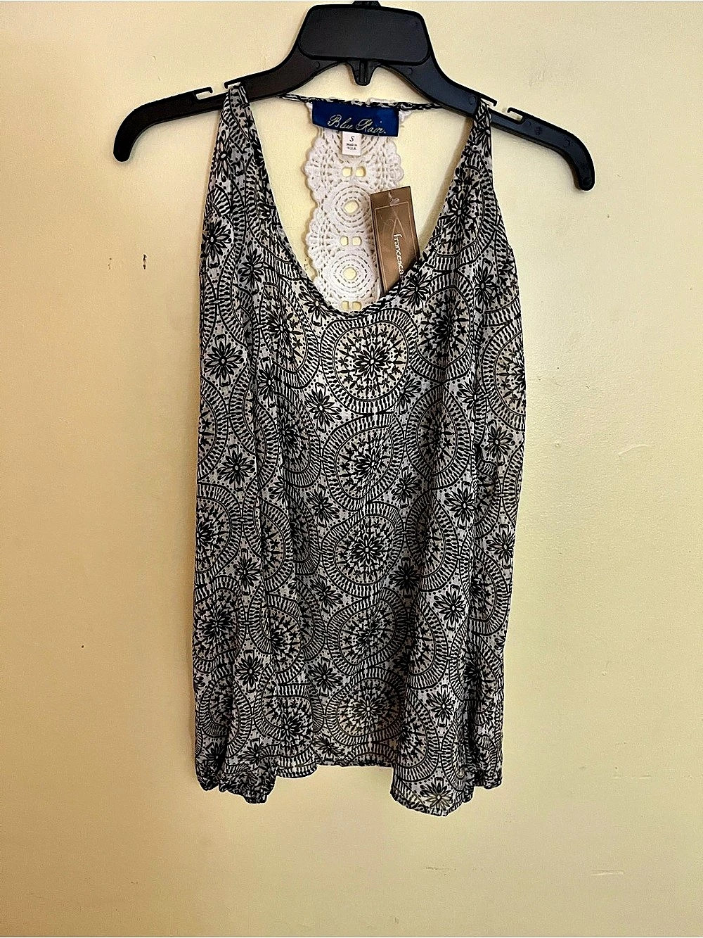 Blue Rain Floral Crochet Back Tank Top in Black & Beige Size Small NWT